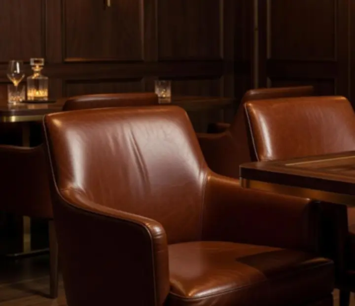 Prémium bőr lounge-fotelek és privát asztalok elegáns sötét enteriőrben